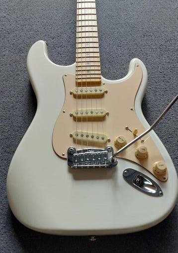 G&L - Legacy USA White MP with G&L Tolex Case and, Nieuw