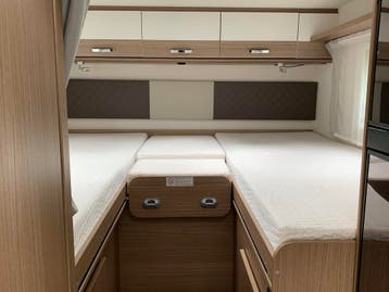 Carado T448, bj.2019 enkele bedden plus hefbed 73000 km, Caravans en Kamperen, Handgeschakeld, Raamblindering, Half-integraal