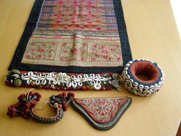 Collectie van vijf objecten met textiel - India en China -, Antiek en Kunst