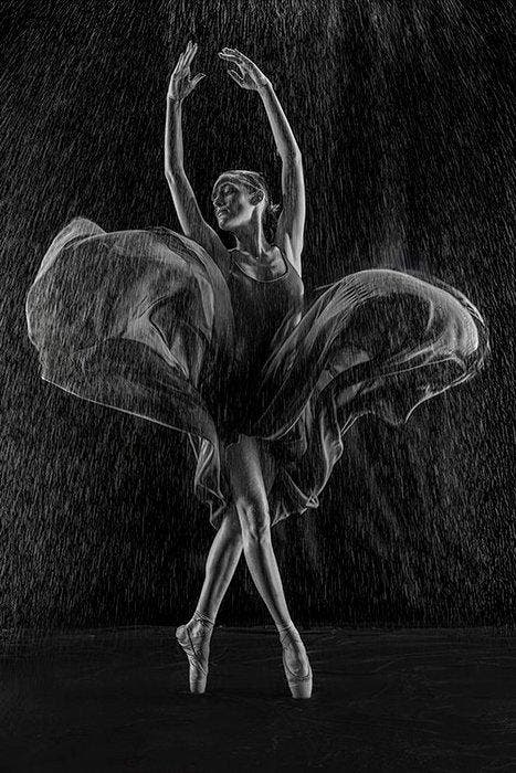 Viktoria Farkas - Dancing in The Rain - Unique Piece, Antiek en Kunst, Kunst | Designobjecten