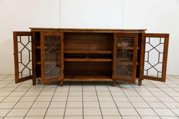 Houten dressoir met vier deuren en glazen panelen., Ophalen of Verzenden, Nieuw