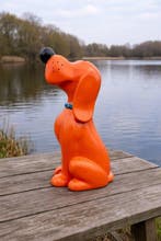 Beeld, orange sitting Pluto - 28 cm - polyresin