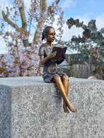 Beeld, Bronze - Girl Reading a Book - 22 cm - Brons - 2026, Antiek en Kunst