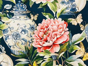 Stof Chinoiserie Luxe met pioenrozen en blauw porselein –
