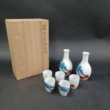 Nishiki Nakon-e Sake Set – Arita porselein – 2 tokkuri & 5, Antiek en Kunst