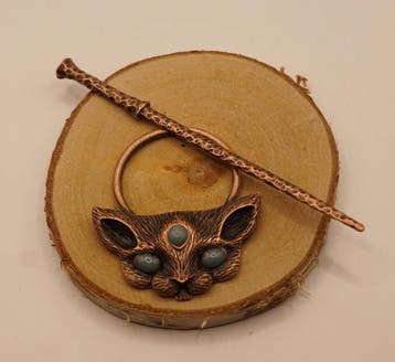 Haarspeld met stokje van een kattenkop in de kleur brons, Verzenden, Nieuw, Haarspeld