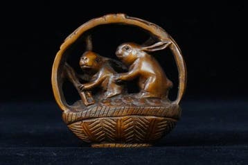 Absolute veiling - Konijn netsuke in mand - Handgesneden