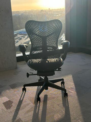 Refurbished Herman Miller Mirra - Hoge Kortingen, Verzenden, Zwart, Zo goed als nieuw, Bureaustoel