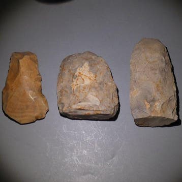 Michelsberg, Neolithisch 3 grote vuurstenen, 11 cm lang. Mes