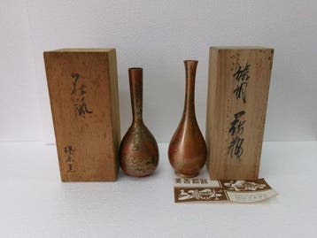 Vaas - Brons, Twee soorten bronzen vazen met lange, slanke