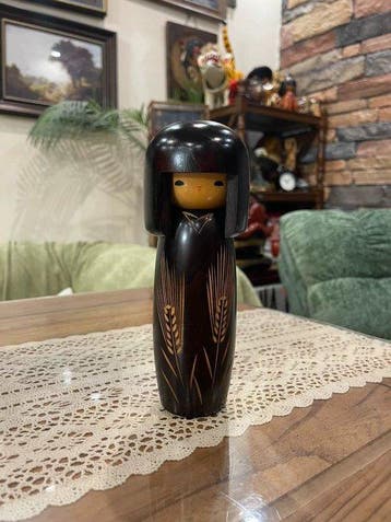 Usaburo - Beeld, Kokeshi Doll with Wheat-Ear Motif - 18 cm -