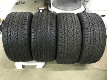 Porsche Cayenne 2022 (E3) 21inch Pirelli (NO) winterbanden, Auto-onderdelen, Banden en Velgen, Ophalen, Gebruikt, 305 mm, Band(en)