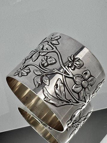 Servetring - organische elegantie, gesculptureerde bloemen -