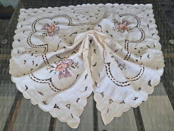 Tafelkleed - 82 cm - 82 cm - Antiek tafelkleed met kant