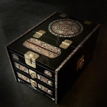 Traditional Korean craft of Mother-of-Pearl Lacquerware -