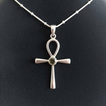 MOLDAVITE. Egyptische Ankh-hanger met bijpassende ketting.