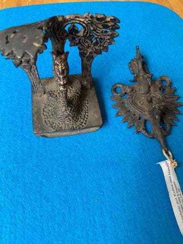 Twee bronzen voorwerpen, een lingam-hanger met cobra en