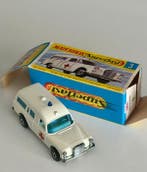 Matchbox 1:64 - Modelauto - Mercedes-Benz Binz Ambulance, Nieuw