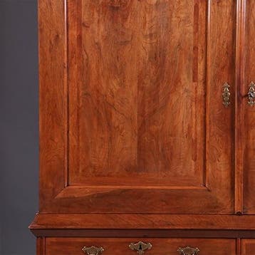 Majestueus kruisvoet kabinet met gewelfde kroon in noten met, Antiek en Kunst, Ophalen of Verzenden