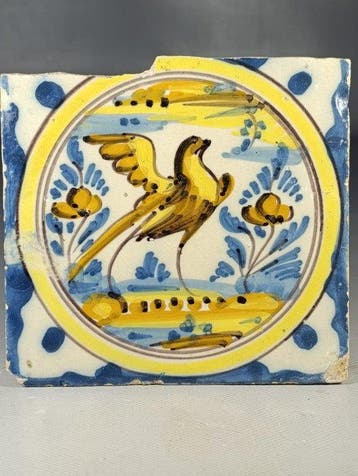 Tegel - Decoratie van een gele vogel in een medaillon - 17e