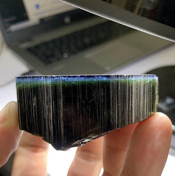 Driekleurige toermalijnkristal uit Afghanistan. Kristal -, Verzamelen, Mineralen en Fossielen