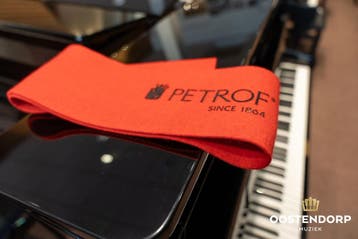 Petrof P118 G1 PE messing piano - 592458, Muziek en Instrumenten, Zo goed als nieuw, Zwart
