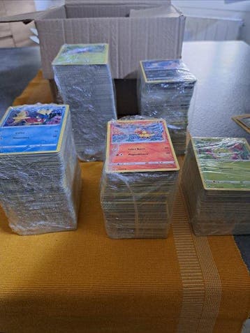 Pokémon - 2000 Bulk kaarten - Various sets, Hobby en Vrije tijd, Verzamelkaartspellen | Pokémon, Nieuw