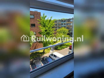 Licht 4-kamerappartement met balkon en uitzicht op groen, Amsterdam