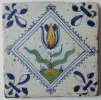 Tegel - Gekleurde Tulp in gekarteld dubbel kwadraat -, Antiek en Kunst, Antiek | Glas en Kristal