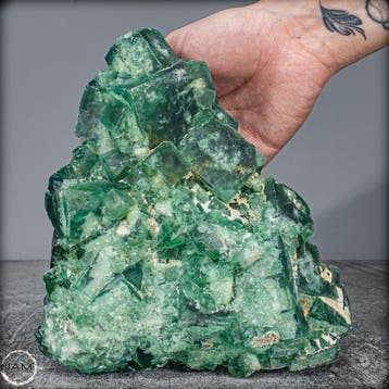 Natuurlijke fluoriet-kristalclusters uit Madagaskar. van
