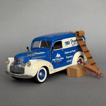 Franklin Mint 1:24 - Modelauto - Chevrolet Suburban 1946 Ski, Nieuw