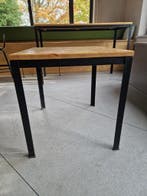 Tafel 80x80 cm, houten blad, metaal onderstel, gebruikt -, Ophalen of Verzenden, Gebruikt