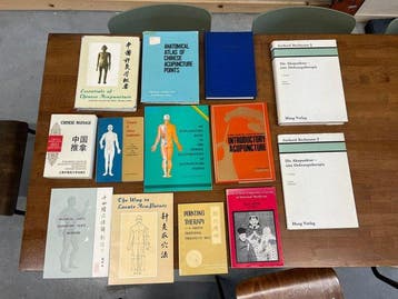Meerdere auteurs - Lot with 13 books on Acupuncture -