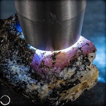 Natuurlijke veelkleurige saffier op matrix 692,05 ct uit