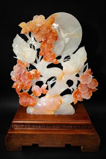Prachtige onyxbloesemboom sculptuur met vurige rode bloemen