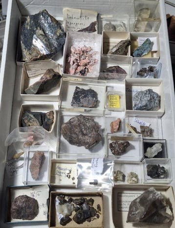 Zeldzame Japanse mineralen Kavel met verschillende items -