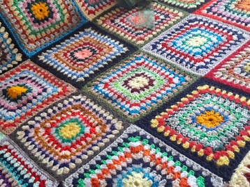 Prachtige vintage sprei, gehaakt met het granny