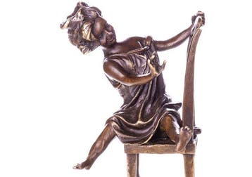 Figuur - Bronzefigur „Mädchen auf Stuhl mit Katze“ – ca. 22