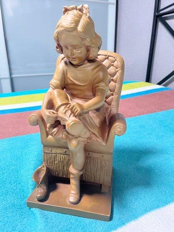 Beeld, Niña atando la bota - 30 cm - Albast - 1960