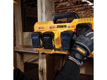 DeWalt DCB104-QW - Lader - Laadt 4 batterijen tegelijk op -, Verzenden, Zo goed als nieuw