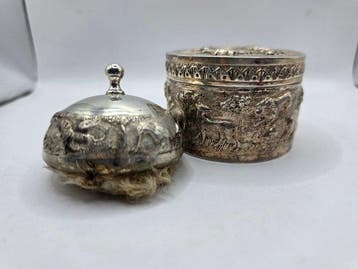 Repoussé doos en zilveren repoussé-voorwerp - Zilver -