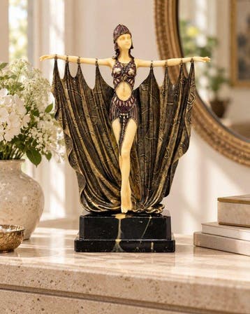 Beeld, Art Deco stijl danseres met uitwaaierende cape – naar