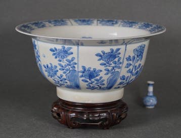 Qing Dynasty (1644-1912) - Kom - Peonies, Lotus and