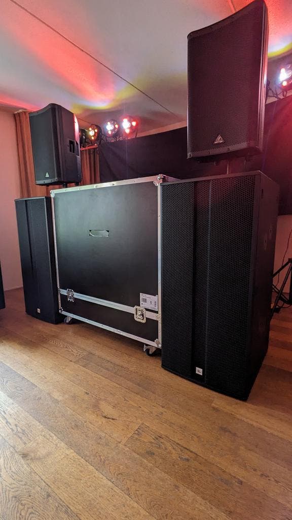 Geluidsinstallatie HUREN Twente; Sets 700-6100 Watt te Huur!, Hobby en Vrije tijd, Feestartikelen | Verhuur, Zo goed als nieuw