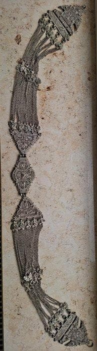 Monumentale trouwriem / borstjuwelen – zilverkleurig metaal