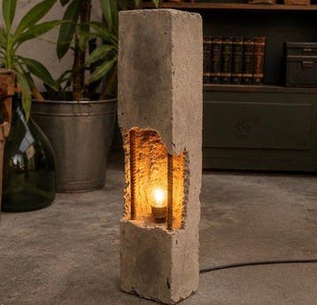 Lampada da tavolo brutalista in cemento e acciaio – design