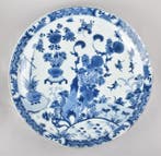 Bord - A MASSIVE CHINESE BLUE AND WHITE DISH DECORATED WITH
