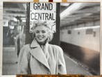 Sam Shaw - Marilyn Monroe alla Grand Central, Antiek en Kunst, Kunst | Tekeningen en Foto's