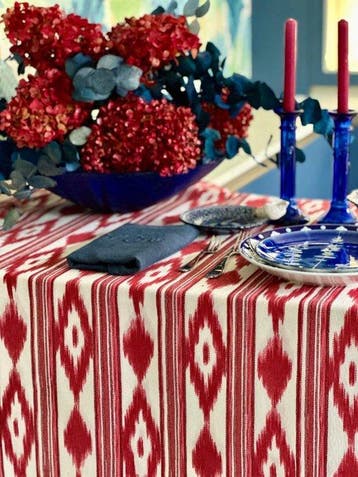 Etnisch tafelkleed met ikat-stijl patroon voor grote tafels.