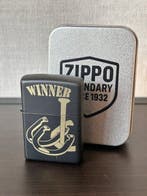 Zippo - D18-Horseshoe winner black mat zippo - Zonder, Verzamelen, Nieuw